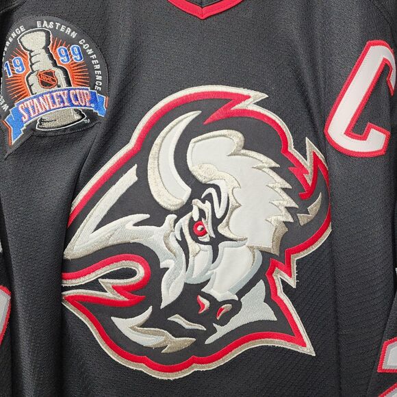 CCM Buffalo Sabres Jersey Michael Peca Goat Head Stanley Cup Patch 1999 XXL - Picture 5 of 14